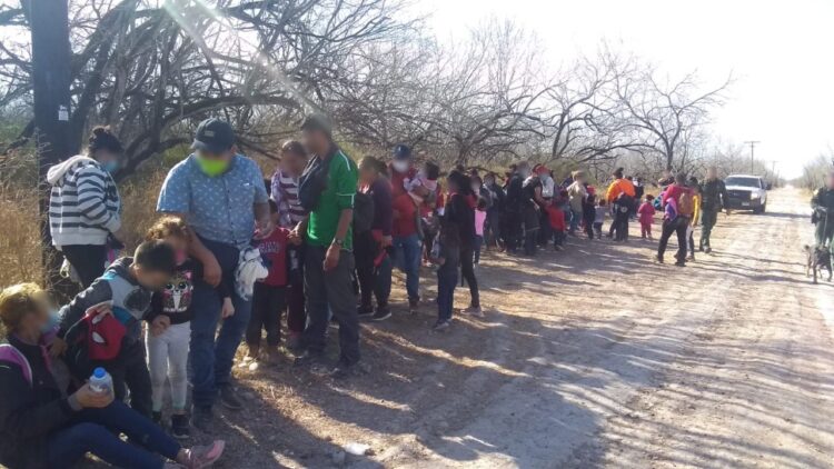 Cada vez detienen más migrantes en Texas