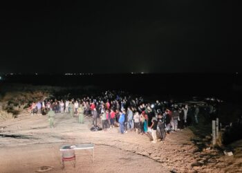 Hasta mil migrantes por día detienen en El Paso, Texas