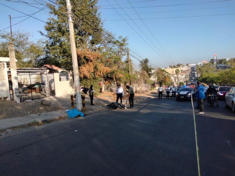 Identifican a joven motociclista que falleció al impactarse contra poste