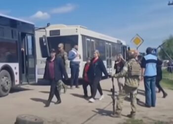 Desalojan a decenas de civiles de Mariúpol, Ucrania