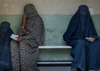 Talibanes siguen revocando derechos de mujeres afganas
