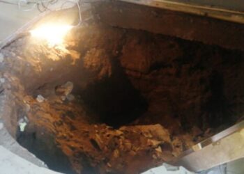 Joven dormido en un sillón cae a un Narcotúnel