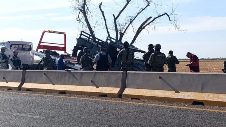 Se impacta unidad militar contra muro de contención en Culiacán