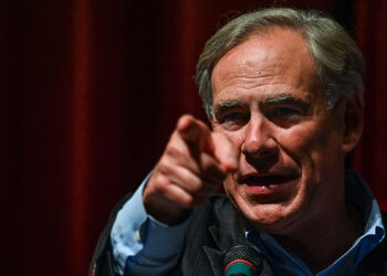 Pese a masacre en escuela, gobernador defiende uso de armas en Texas