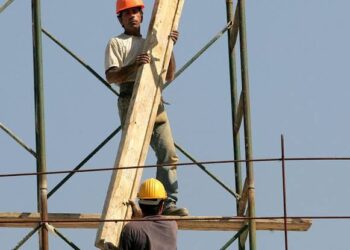 Piden a los albañiles cuidarse de intensos rayos solares