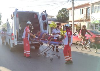 Arrolla auto a recolector de basura en Victoria