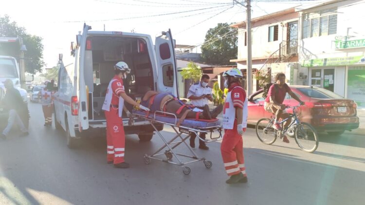 Arrolla auto a recolector de basura en Victoria