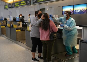 EU levanta obligación de prueba covid para viajeros en avión