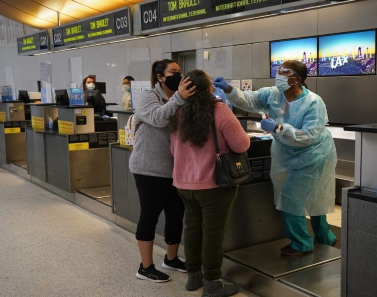 EU levanta obligación de prueba covid para viajeros en avión