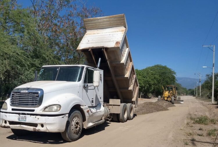Rehabilita Ayuntamiento de Victoria siete caminos rurales a ejidos