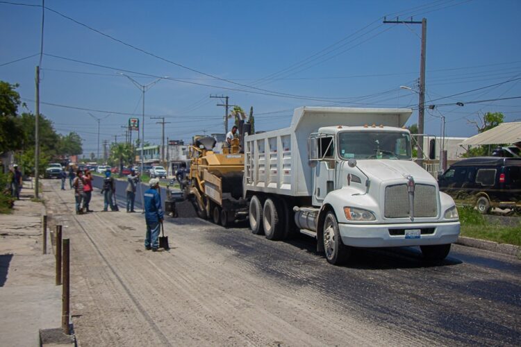 Sigue fuerte la pavimentación en Matamoros; gobierno trabaja en varias avenidas de gran movilidad vehicular
