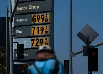 Gasolina en EU supera 5 dls el galón por primera vez en la historia