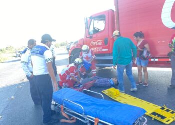Motociclista se fractura pierna al chocar