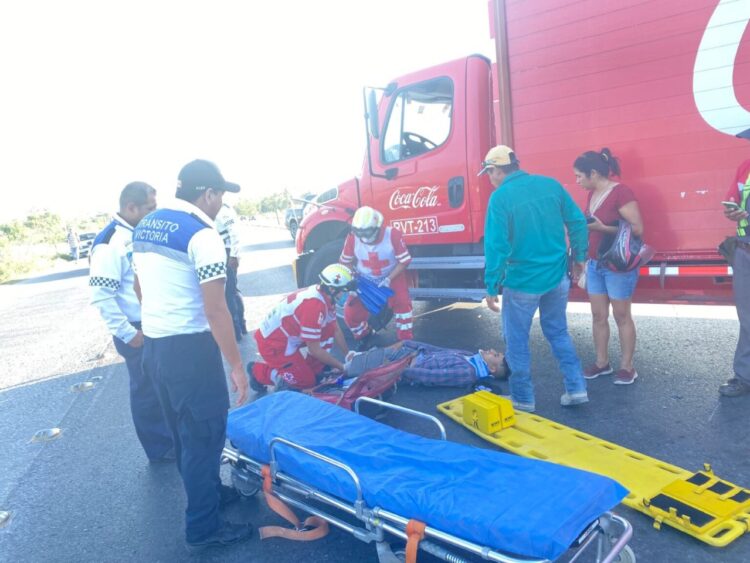 Motociclista se fractura pierna al chocar