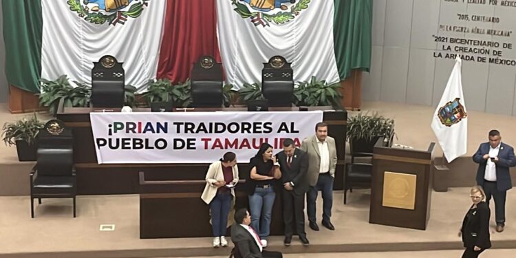 Toma policía estatal el Congreso; morenistas clausuran el recinto y frenan “madruguete legislativo”