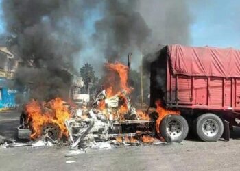 Se enfrentan CJNG y Pueblos Unidos en Michoacán; queman vehículos