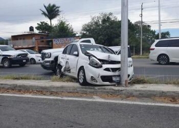 Sorprenden a ladrones robando, huyen y chocan