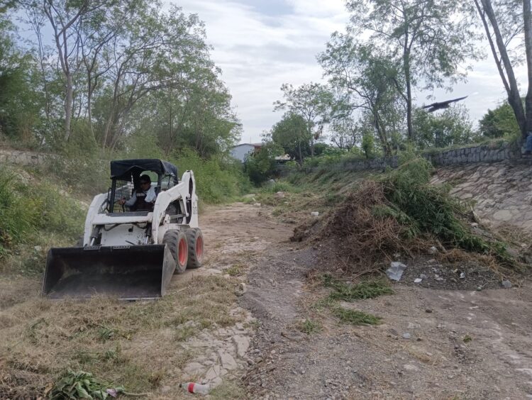 Refuerza Municipio limpieza y desazolve de drenes pluviales.