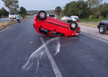 Médico del Hospital de Especialidades herido en volcadura