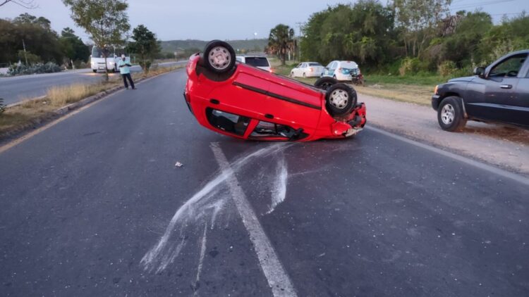 Médico del Hospital de Especialidades herido en volcadura