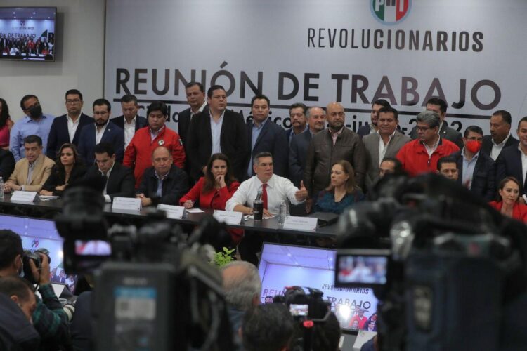 Tras derrota electoral, se reúnen ex dirigentes nacionales del PRI con Alejandro Moreno