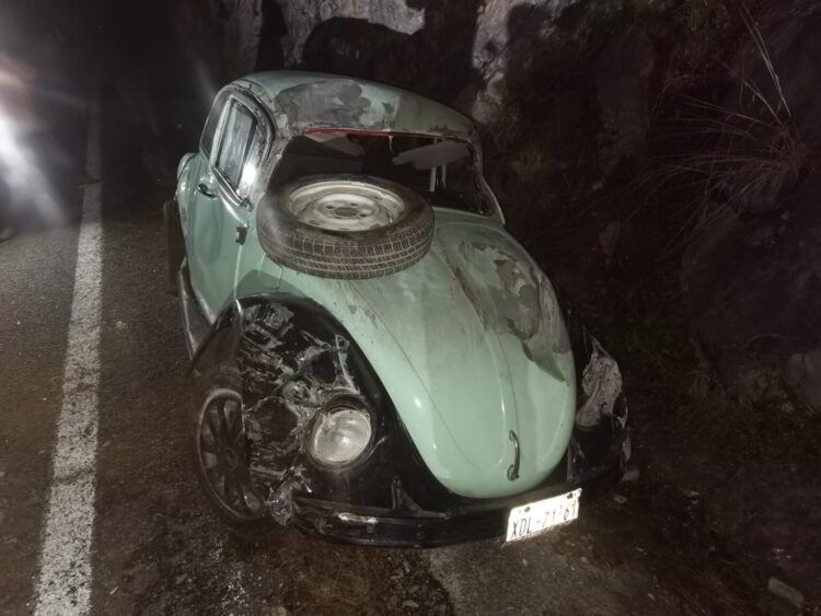 Ebrio estrella bocho con talud en carretera Victoria-Tula