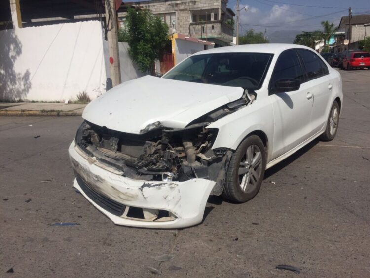 Costoso choque ocasiona conductora