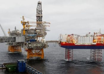 Petróleo se hunde más de 7 dólares por temor a recesión y caída de futuros de la gasolina en EU