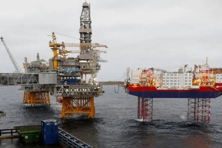 Petróleo se hunde más de 7 dólares por temor a recesión y caída de futuros de la gasolina en EU