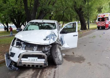 Tres heridos al estrellar camioneta en luminaria del bulevar Fidel Velázquez