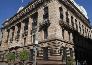 Banxico pasa tijera al pronóstico del PIB y sube la proyección para la inflación