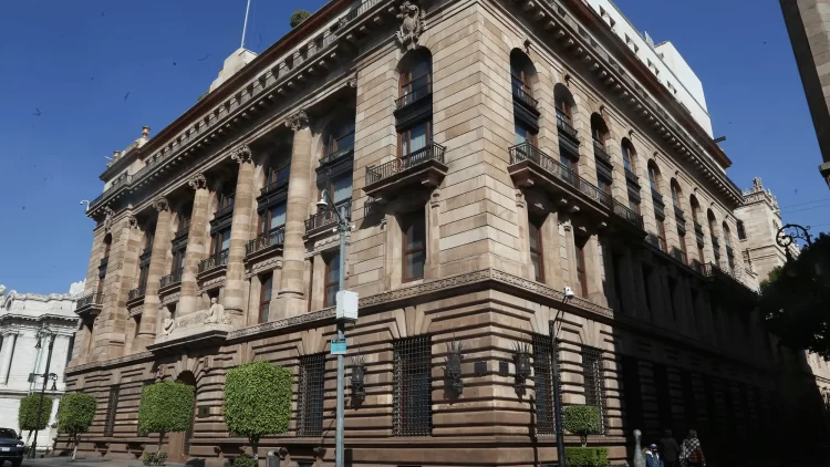Banxico pasa tijera al pronóstico del PIB y sube la proyección para la inflación