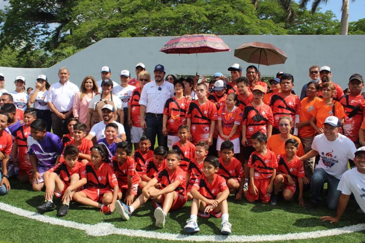 Inaugura Rector cancha de futbol rápido en el Campus Sur de la UAT