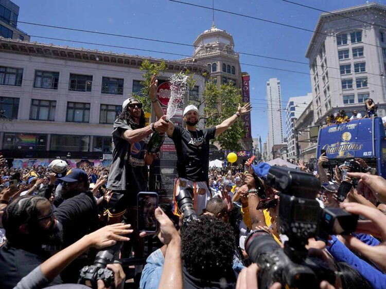 Warriors celebran el título con su público en San Francisco