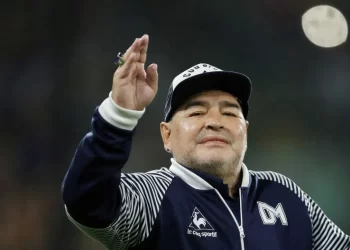 Argentina lleva a juicio por “homicidio simple” a médicos de Maradona