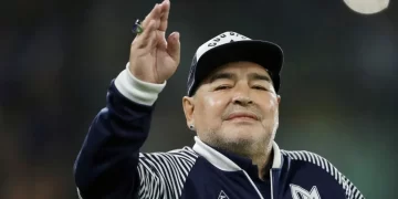 Argentina lleva a juicio por “homicidio simple” a médicos de Maradona