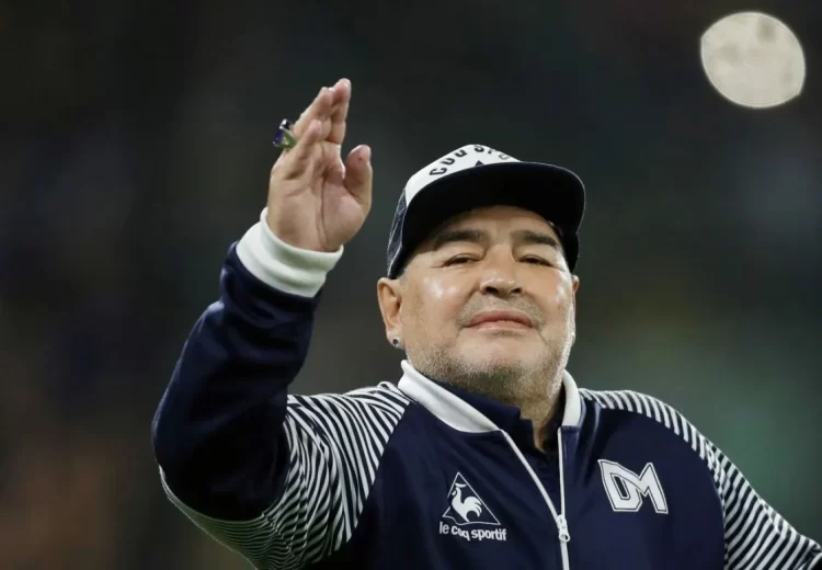 Argentina lleva a juicio por “homicidio simple” a médicos de Maradona