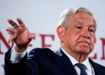 Promete López Obrador reformas electoral y GN para este mes