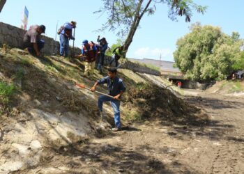 Limpian drenes pluviales trabajadores del Ayuntamiento de Victoria