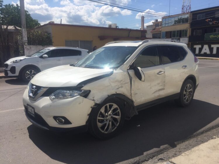Costoso choque de camionetas en cruce de calles 9 y Aldama en Victoria