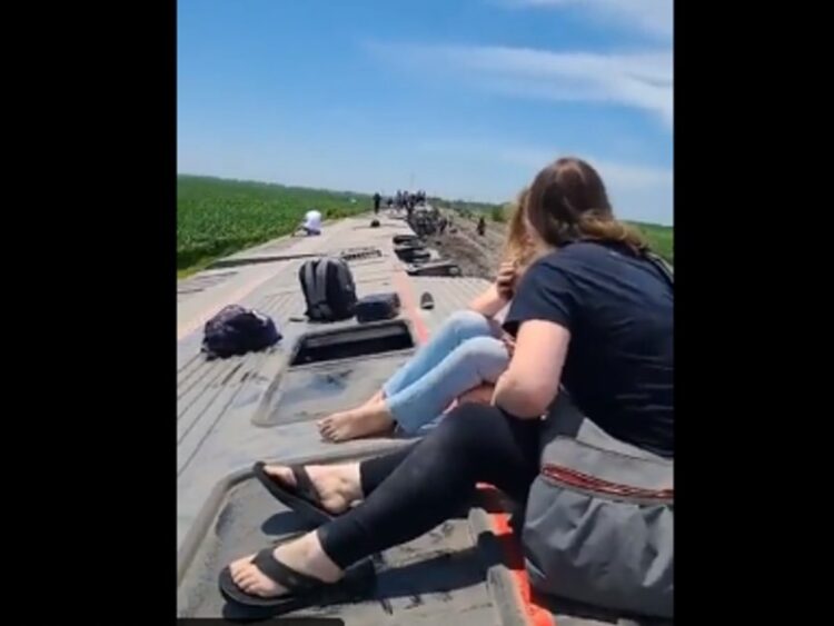 Tren con 243 pasajeros choca y descarrila en Misuri; tres muertos y decenas de heridos