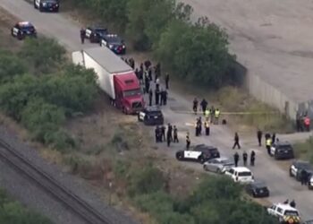 Hallan 46 personas muertas por asfixia en caja de trailer en San Antonio Texas; 16 heridos