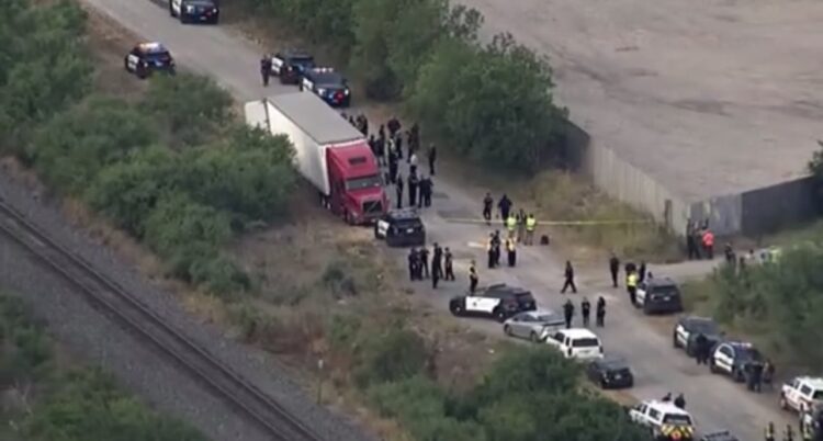 Hallan 46 personas muertas por asfixia en caja de trailer en San Antonio Texas; 16 heridos