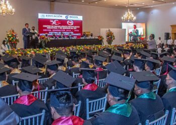 Motiva Alcalde Mario López a graduados de CBTIS 135 y 275, a perseguir sus sueños