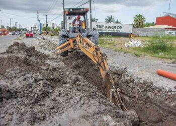Rehabilita Gobierno de Matamoros drenaje sanitario en tramo de avenida Carlos Salazar