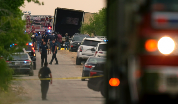 Sube a 50 número de migrantes muertos por calor y asfixia en un trailer en Texas
