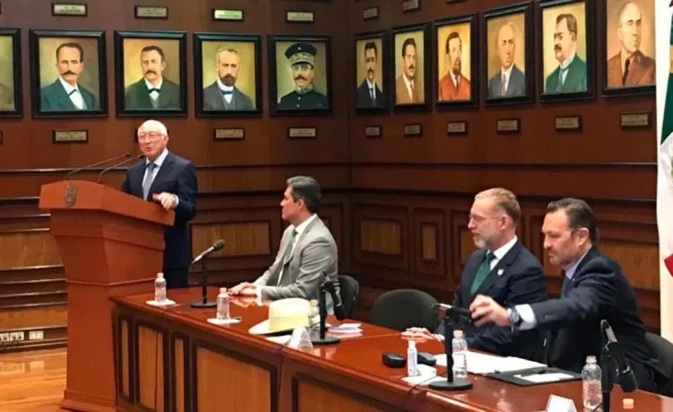 Embajador de EU, Ken Salazar, urge a implementar un marco legal para la migración