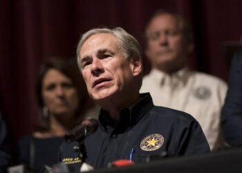 Texas reanudará revisiones a tráileres en frontera con México tras muerte de migrantes