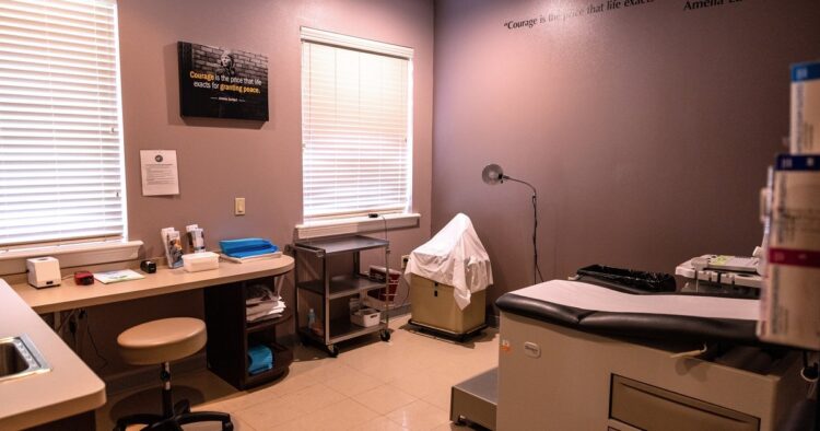 Juez estatal bloquea ley antiaborto en Texas