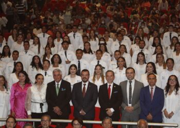 Preside Rector de la UAT graduación de la Facultad de Medicina de Tampico